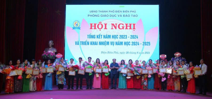 Khen thưởng gần 800 thầy cô và học sinh tại thành phố Điện Biên Phủ