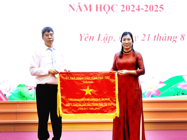 Phú Thọ: Trường THCS Thị trấn II, huyện Yên Lập đón nhận Cờ thi đua của UBND tỉnh