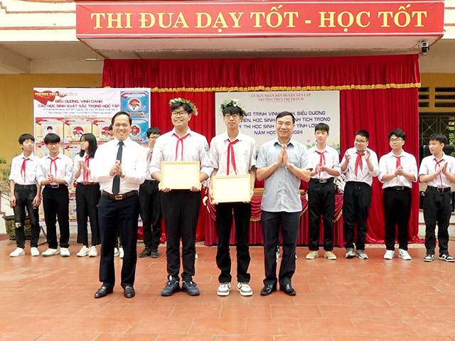 Phú Thọ: Trường THCS Thị trấn II, huyện Yên Lập đón nhận Cờ thi đua của UBND tỉnh