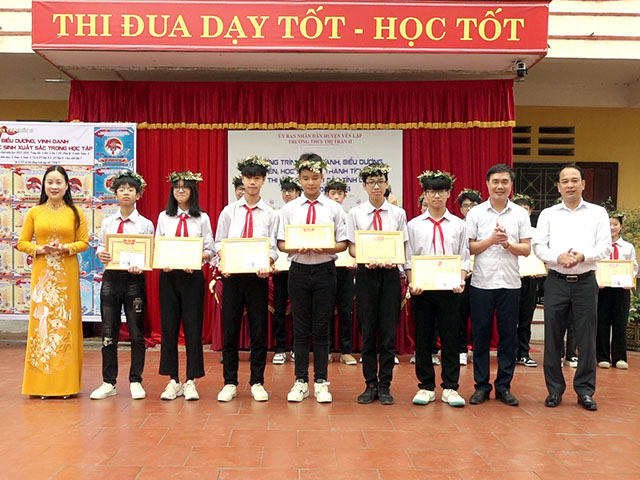 Phú Thọ: Trường THCS Thị trấn II, huyện Yên Lập đón nhận Cờ thi đua của UBND tỉnh