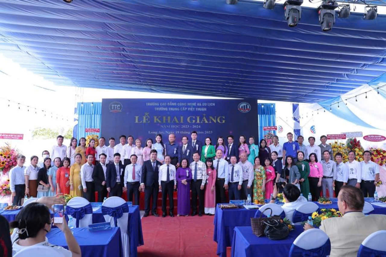 Quỹ học bổng Vừ A Dính quyết định tặng 20 suất học bổng cho học sinh - sinh viên trường Cao đẳng Công nghệ và Du lịch