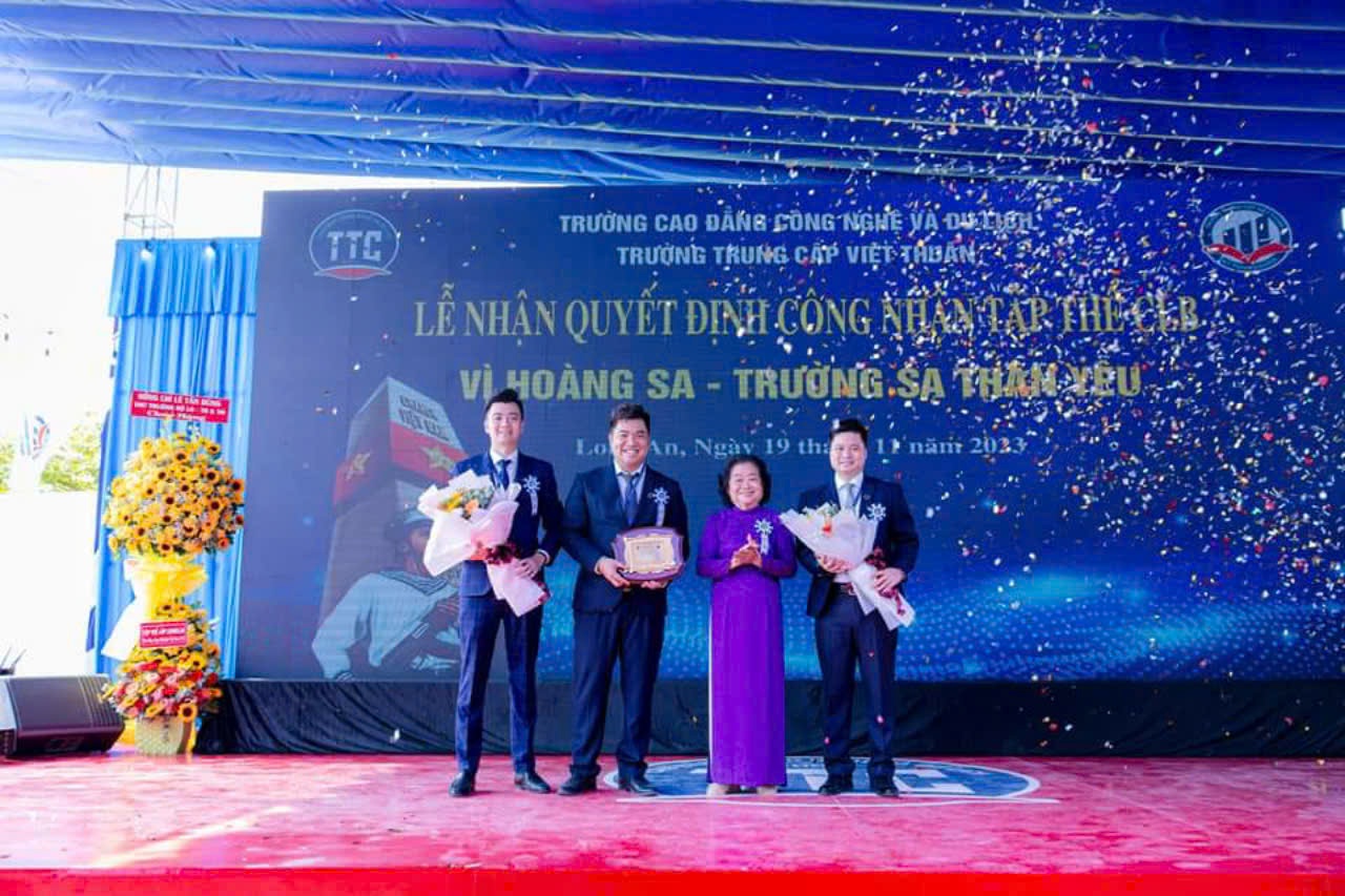 Quỹ học bổng Vừ A Dính quyết định tặng 20 suất học bổng cho học sinh - sinh viên trường Cao đẳng Công nghệ và Du lịch