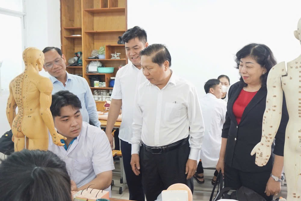 Khảo sát việc triển khai và tổng kết 10 năm thực hiện Chỉ thị số 37-CT/TW ngày 06/06/2014 của Ban bí thư tại trường Cao đẳng Công nghệ và Du lịch