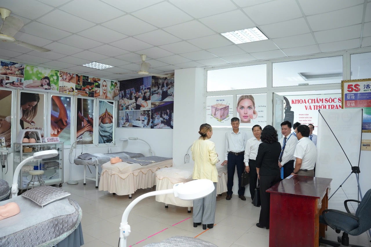 Khảo sát việc triển khai và tổng kết 10 năm thực hiện Chỉ thị số 37-CT/TW ngày 06/06/2014 của Ban bí thư tại trường Cao đẳng Công nghệ và Du lịch