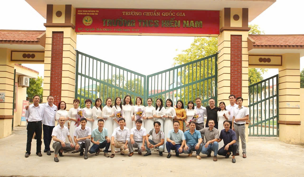 Cựu học sinh lớp 9A Trường THCS Hiến Nam thăm ngôi trường yêu dấu sau 30 năm ra trường