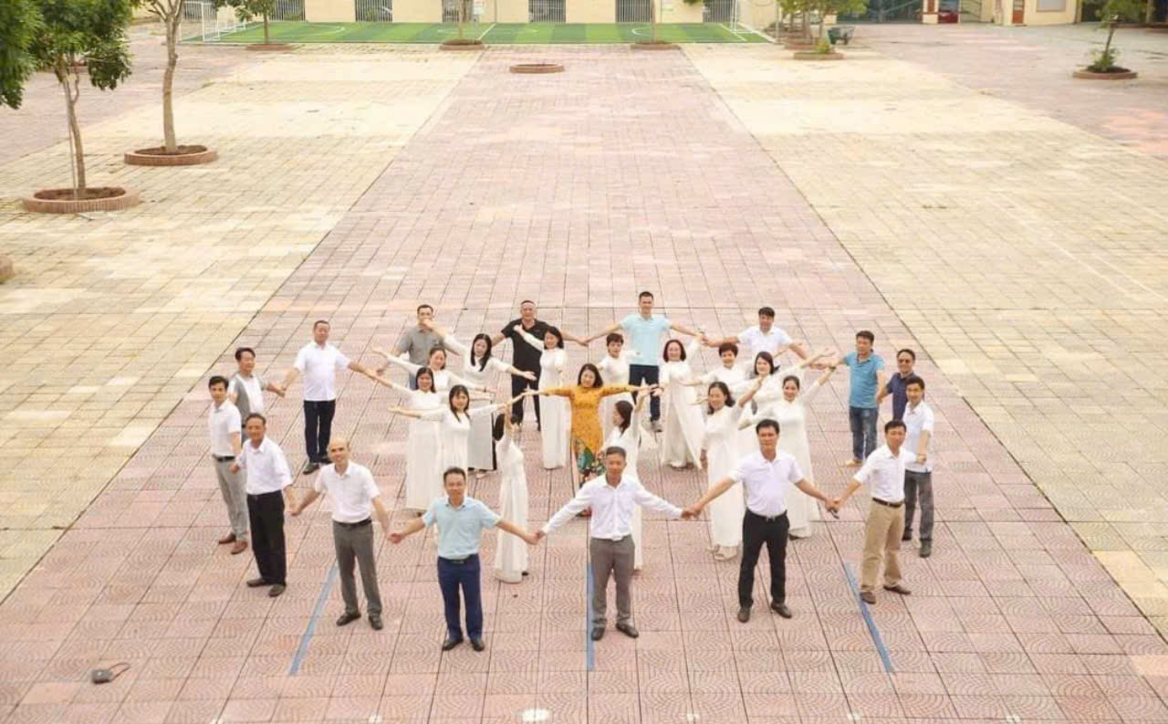 Cựu học sinh lớp 9A Trường THCS Hiến Nam thăm ngôi trường yêu dấu sau 30 năm ra trường