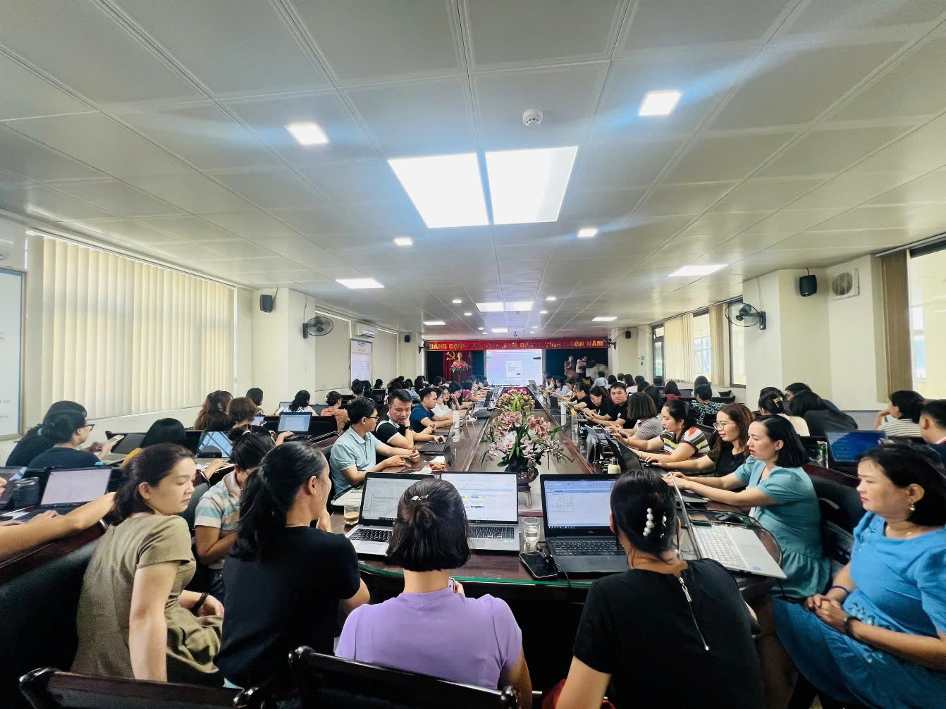TẬP HUẤN ỨNG DỤNG AI TRONG DẠY HỌC TẠI TRƯỜNG THCS MAI DỊCH