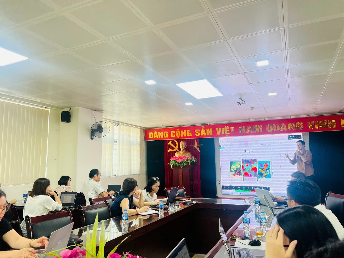 TẬP HUẤN ỨNG DỤNG AI TRONG DẠY HỌC TẠI TRƯỜNG THCS MAI DỊCH