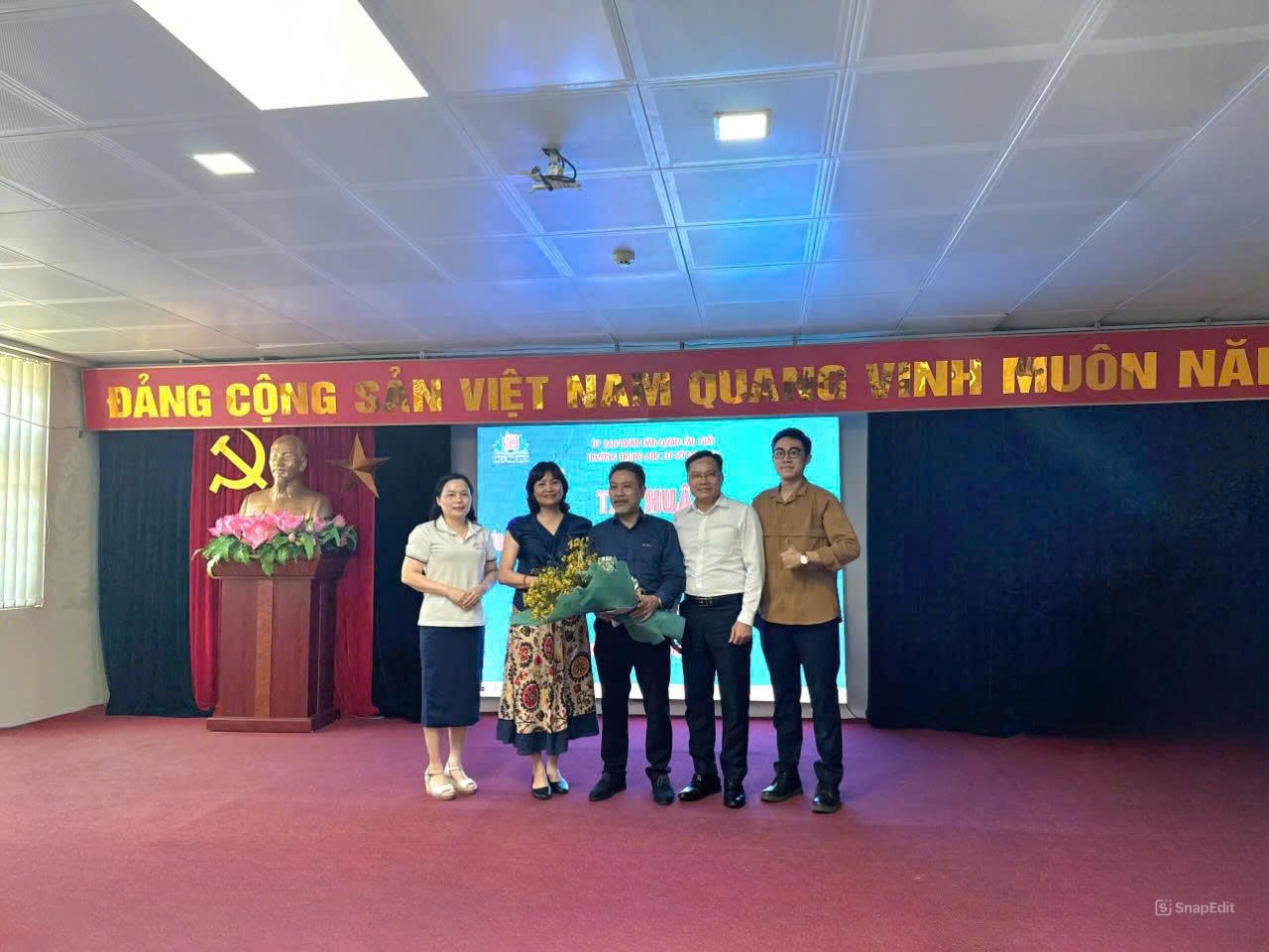 TẬP HUẤN ỨNG DỤNG AI TRONG DẠY HỌC TẠI TRƯỜNG THCS MAI DỊCH