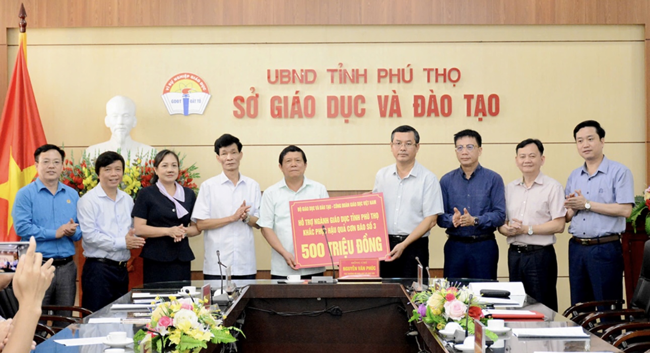 Thứ trưởng Bộ Giáo dục và Đào tạo Nguyễn Văn Phúc thăm, trao hỗ trợ 500 triệu đồng cho ngành Giáo dục và Đào tạo Phú Thọ khắc phục hậu quả bão số 3