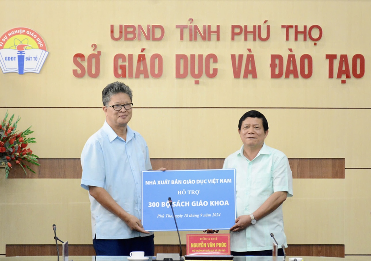 Thứ trưởng Bộ Giáo dục và Đào tạo Nguyễn Văn Phúc thăm, trao hỗ trợ 500 triệu đồng cho ngành Giáo dục và Đào tạo Phú Thọ khắc phục hậu quả bão số 3