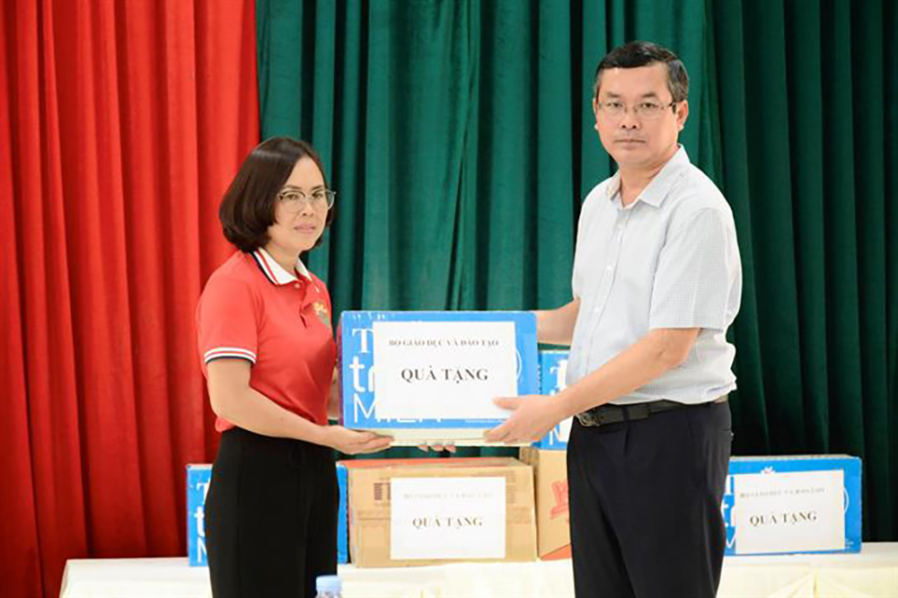 Thứ trưởng Bộ Giáo dục và Đào tạo Nguyễn Văn Phúc thăm, trao hỗ trợ 500 triệu đồng cho ngành Giáo dục và Đào tạo Phú Thọ khắc phục hậu quả bão số 3