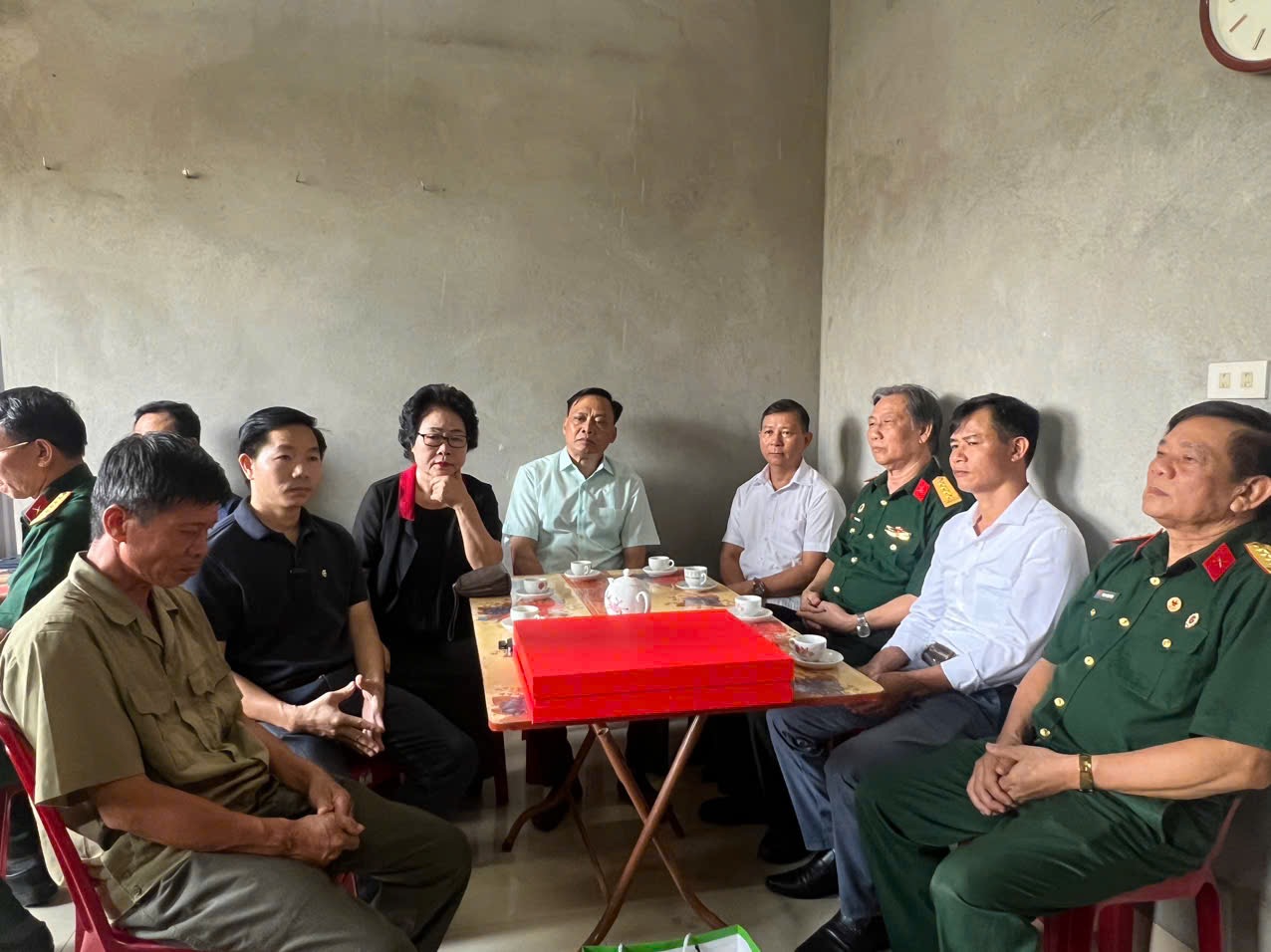 Hội hỗ trợ gia đình liệt sỹ Việt Nam và tỉnh Ninh Bình đến thăm hỏi, động viên chia sẻ gia đình chiến sĩ Đại úy Nguyễn Đình Khiêm