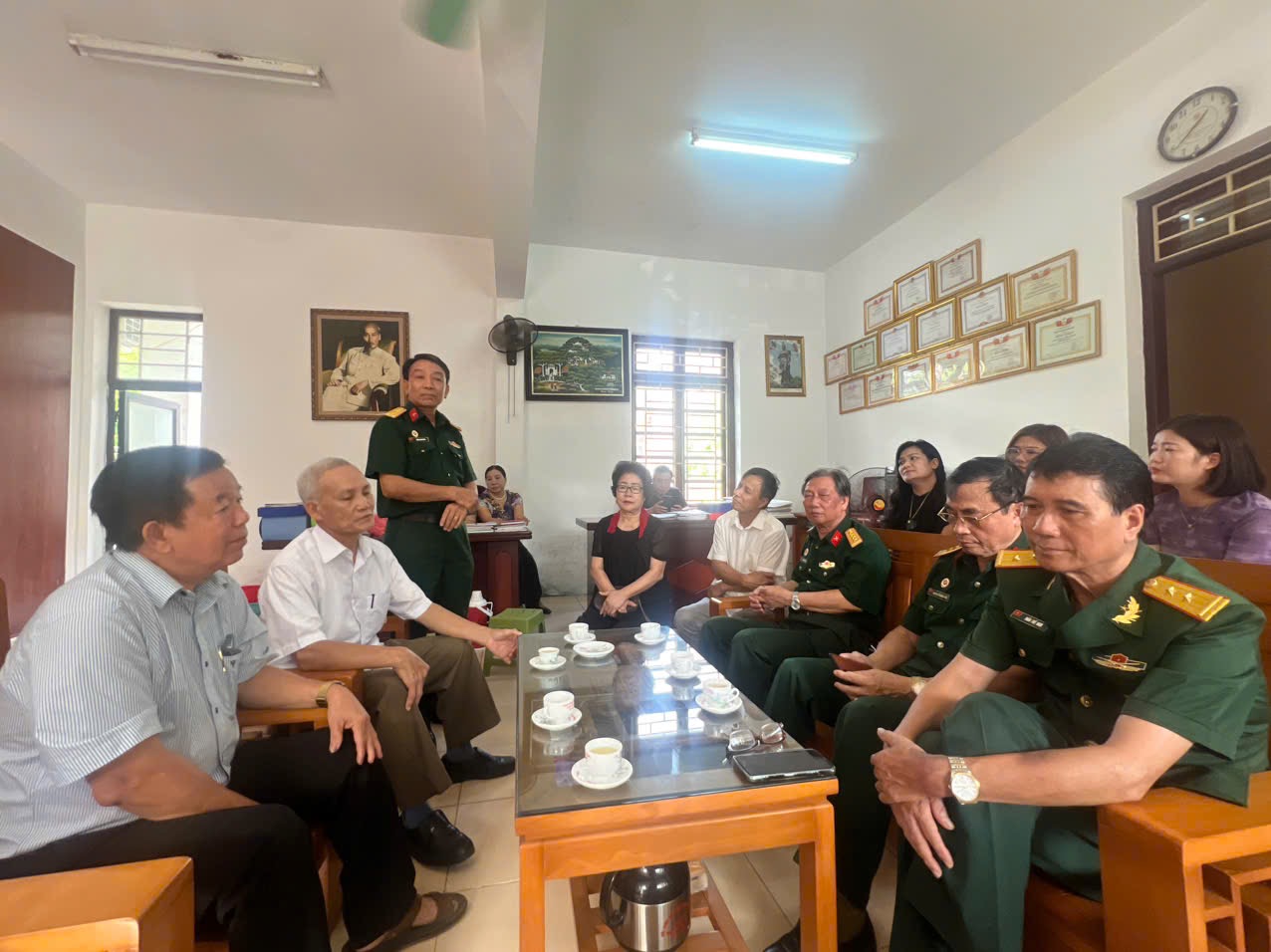 Hội hỗ trợ gia đình liệt sỹ Việt Nam và tỉnh Ninh Bình đến thăm hỏi, động viên chia sẻ gia đình chiến sĩ Đại úy Nguyễn Đình Khiêm