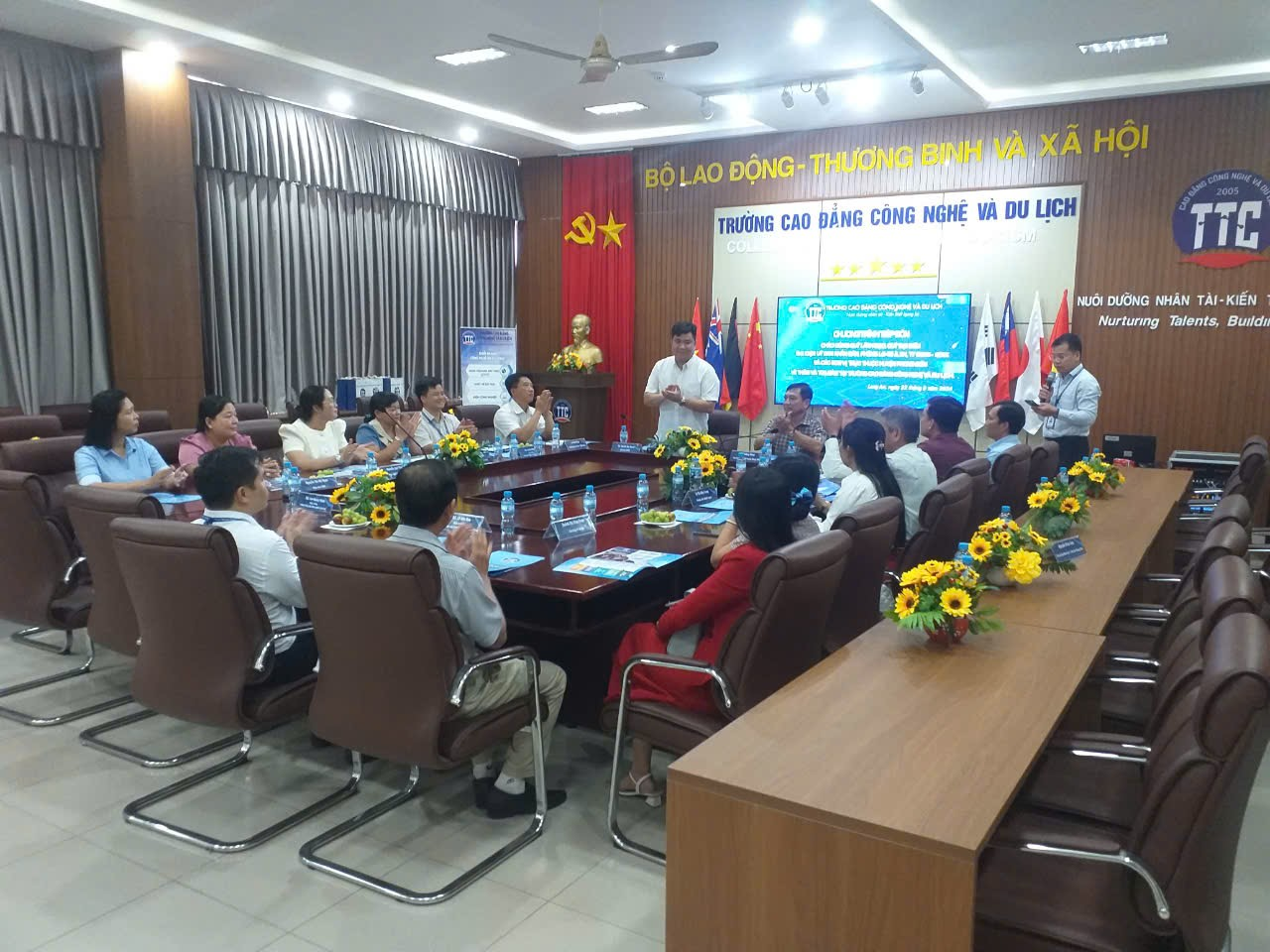 Tiếp đón đoàn công tác huyện Phong Điền thành phố Cần Thơ thăm quan, dự hội nghị tại trường Cao đẳng Công nghệ và Du lịch