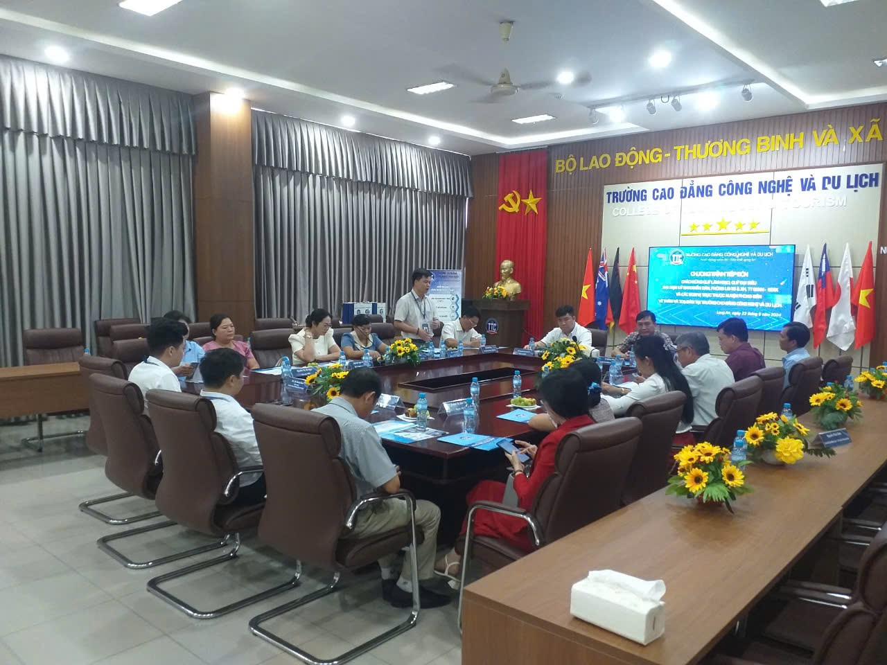 Tiếp đón đoàn công tác huyện Phong Điền thành phố Cần Thơ thăm quan, dự hội nghị tại trường Cao đẳng Công nghệ và Du lịch