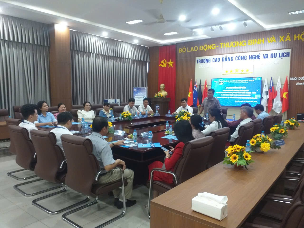 Tiếp đón đoàn công tác huyện Phong Điền thành phố Cần Thơ thăm quan, dự hội nghị tại trường Cao đẳng Công nghệ và Du lịch