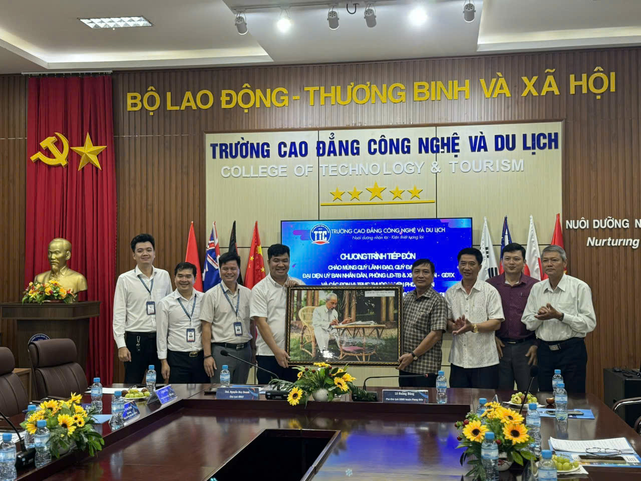 Tiếp đón đoàn công tác huyện Phong Điền thành phố Cần Thơ thăm quan, dự hội nghị tại trường Cao đẳng Công nghệ và Du lịch