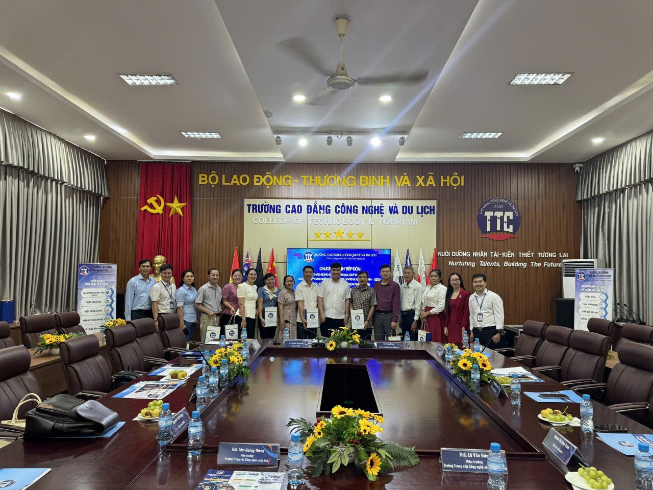 Tiếp đón đoàn công tác huyện Phong Điền thành phố Cần Thơ thăm quan, dự hội nghị tại trường Cao đẳng Công nghệ và Du lịch
