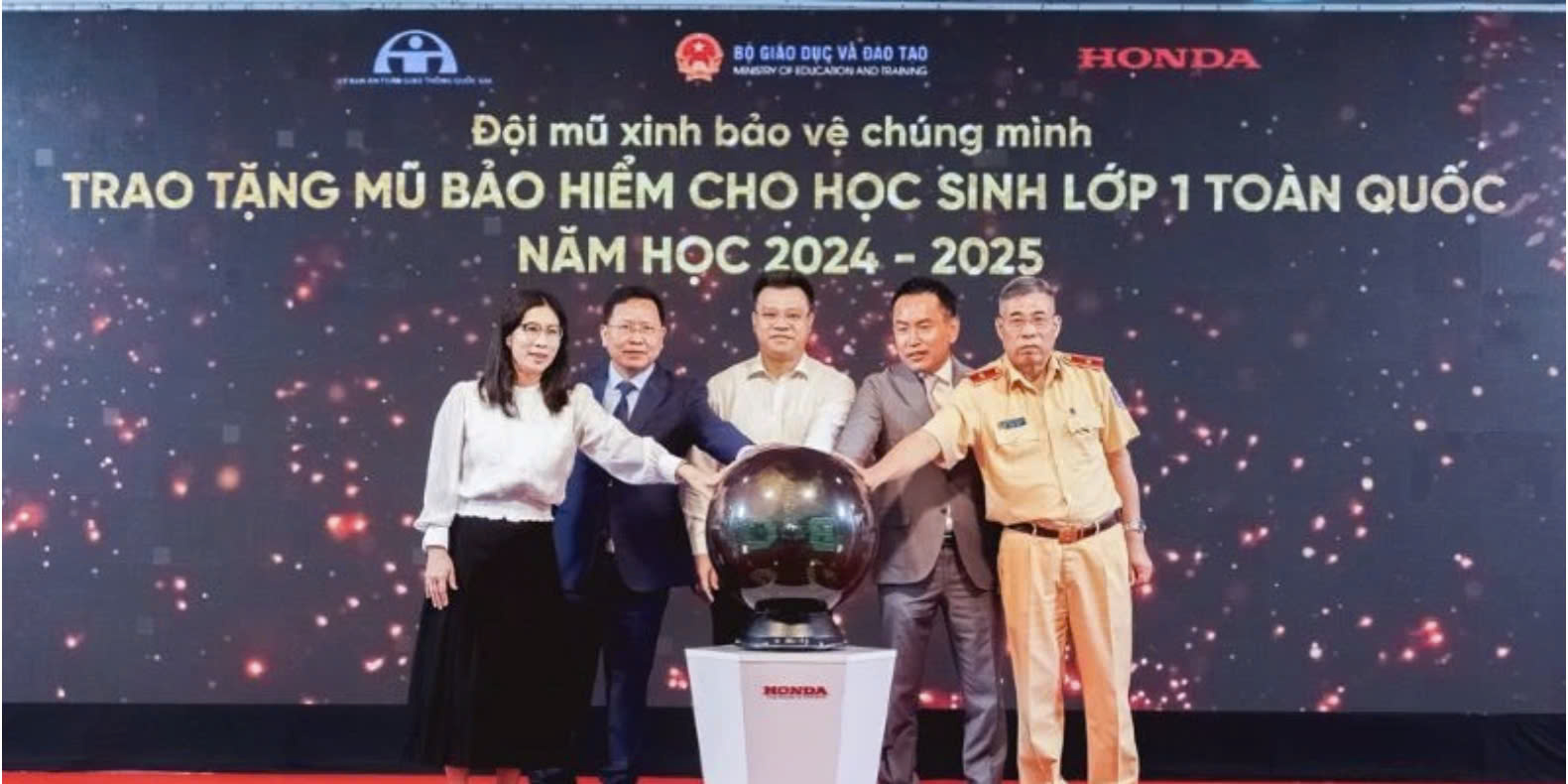Trao Tặng Hơn 1,7 Triệu Mũ Bảo Hiểm Cho Học Sinh Lớp 1 Trên Toàn Quốc