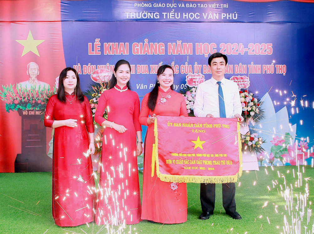 Phú Thọ: Chủ tịch thành phố Việt Trì dự khai giảng năm học mới và trao Cờ thi đua của UBND tỉnh cho Trường tiểu học Vân Phú