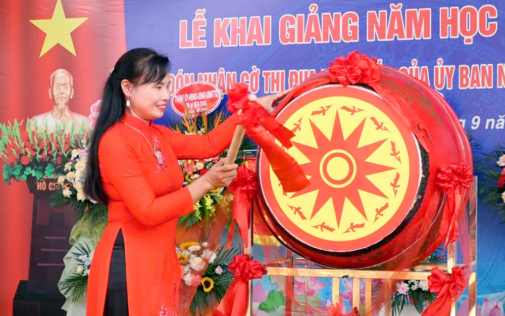 Phú Thọ: Chủ tịch thành phố Việt Trì dự khai giảng năm học mới và trao Cờ thi đua của UBND tỉnh cho Trường tiểu học Vân Phú