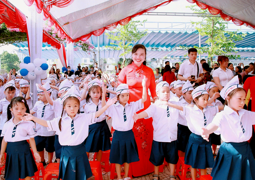 Phú Thọ: Chủ tịch thành phố Việt Trì dự khai giảng năm học mới và trao Cờ thi đua của UBND tỉnh cho Trường tiểu học Vân Phú