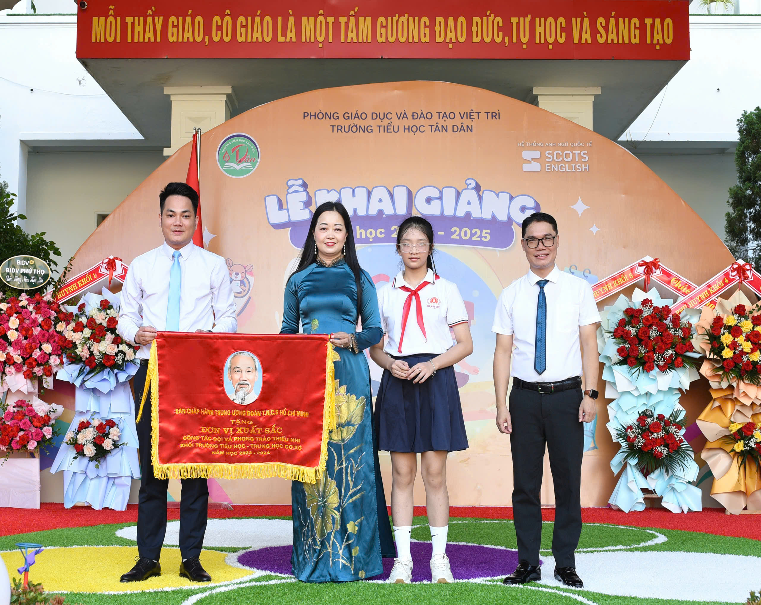 Phú Thọ: Trường Tiểu học Tân Dân (Việt Trì) khai giảng năm học mới và đón nhận Cờ đơn vị xuất sắc của Trung ương Đoàn TNCS Hồ Chí Minh