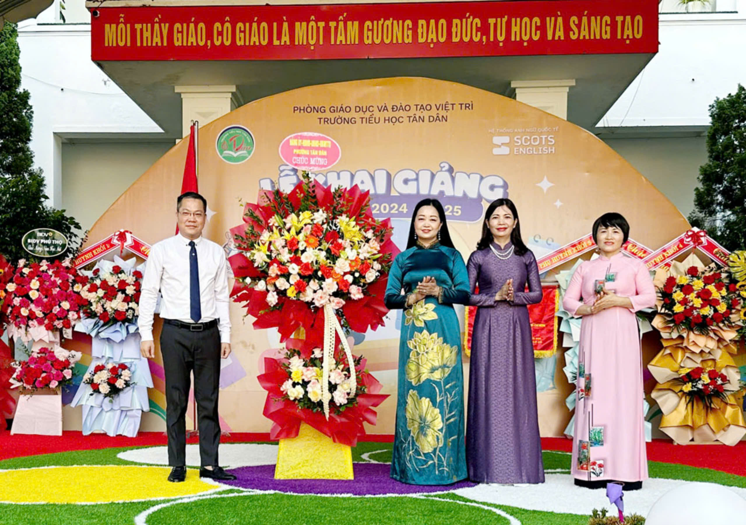 Phú Thọ: Trường Tiểu học Tân Dân (Việt Trì) khai giảng năm học mới và đón nhận Cờ đơn vị xuất sắc của Trung ương Đoàn TNCS Hồ Chí Minh