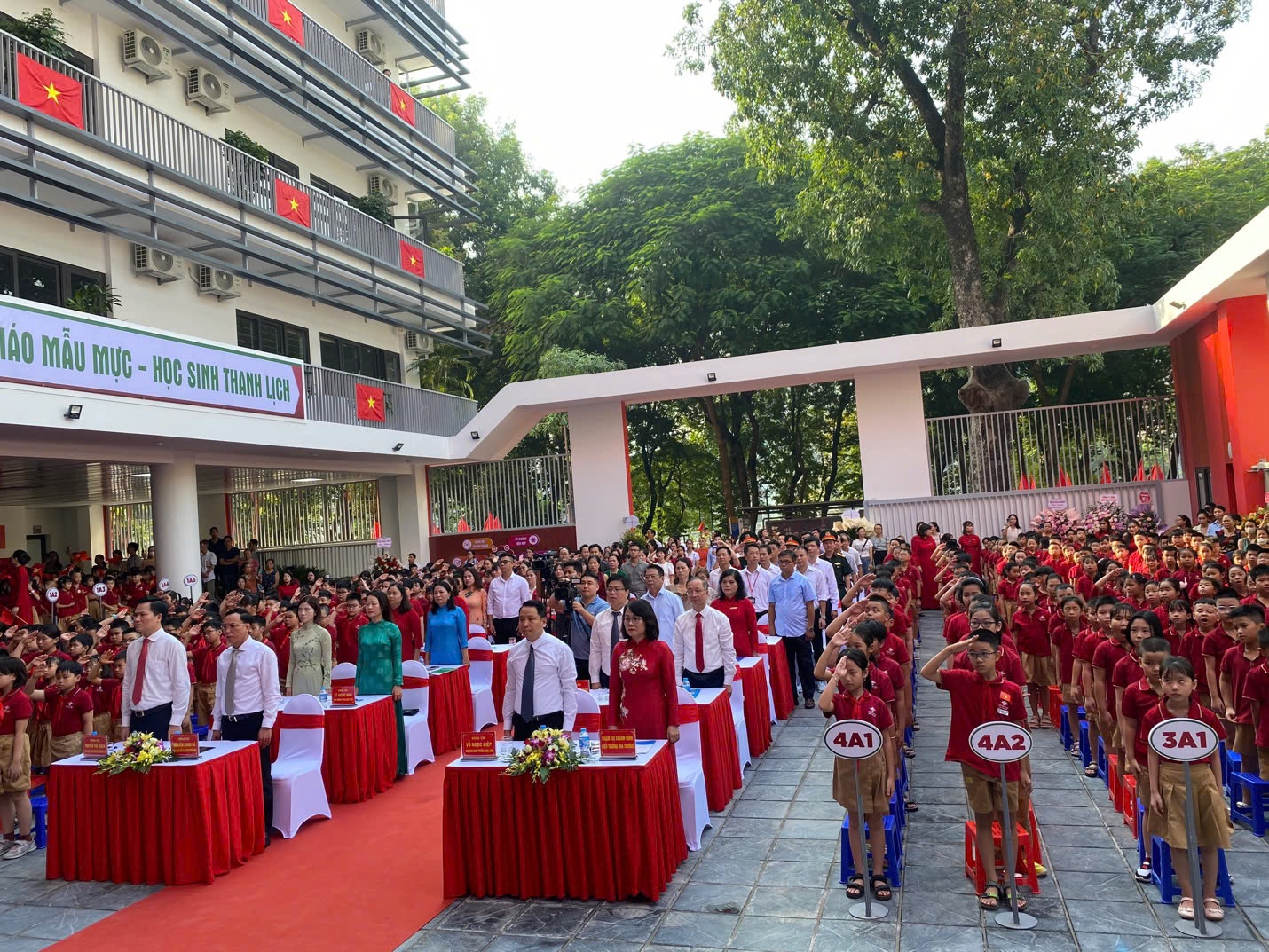 Trường Tiểu học Ái Mộ A Tổ Chức Lễ Khai Giảng và Gắn Biển Công Trình Nhân Kỷ Niệm 70 Năm Giải Phóng Thủ Đô