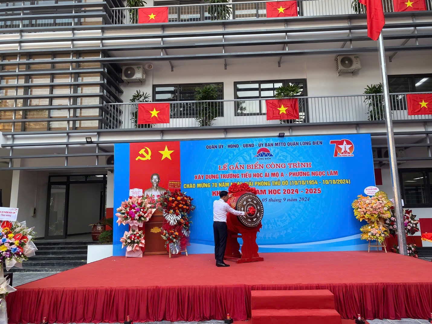Trường Tiểu học Ái Mộ A Tổ Chức Lễ Khai Giảng và Gắn Biển Công Trình Nhân Kỷ Niệm 70 Năm Giải Phóng Thủ Đô
