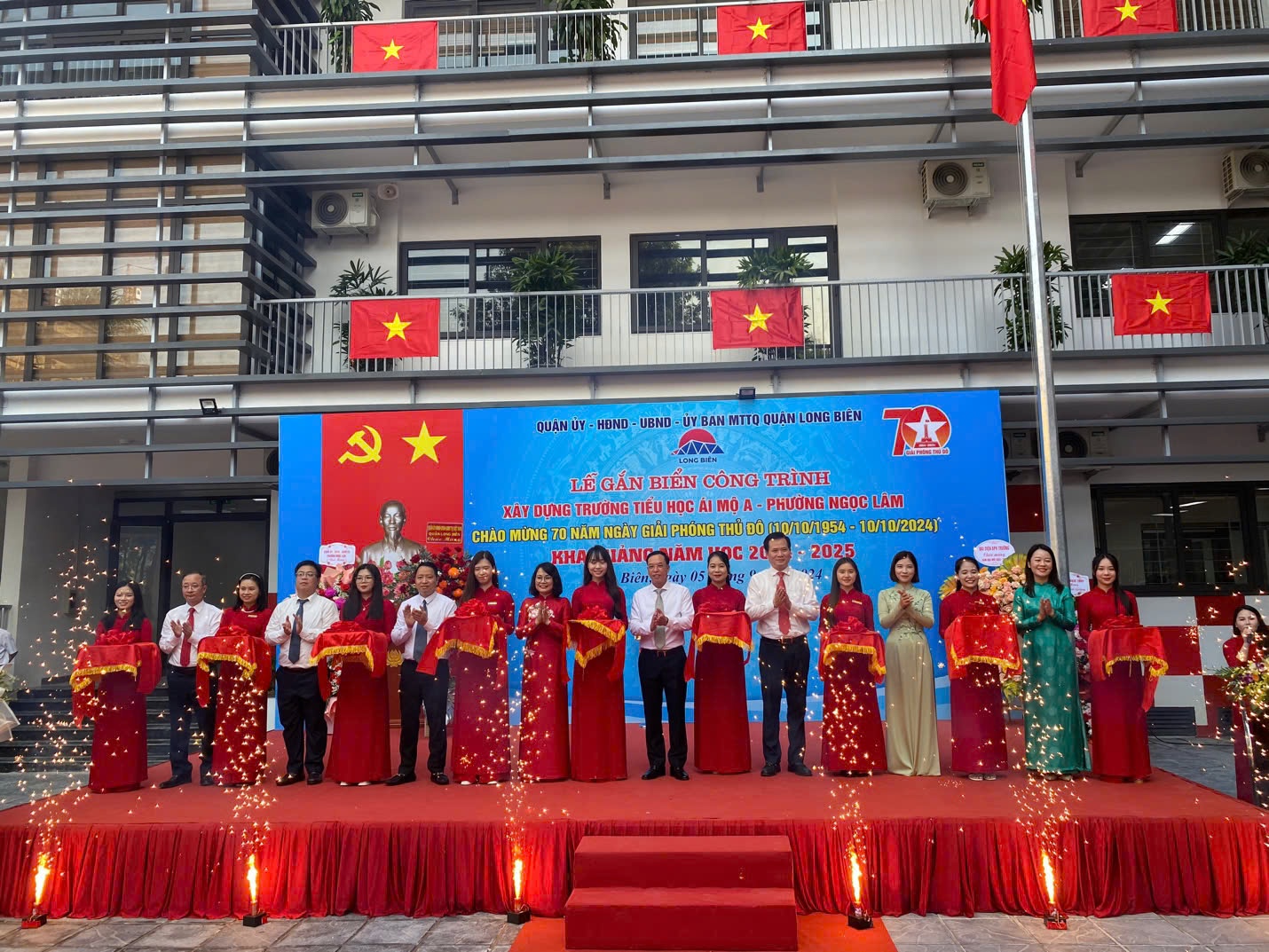 Trường Tiểu học Ái Mộ A Tổ Chức Lễ Khai Giảng và Gắn Biển Công Trình Nhân Kỷ Niệm 70 Năm Giải Phóng Thủ Đô