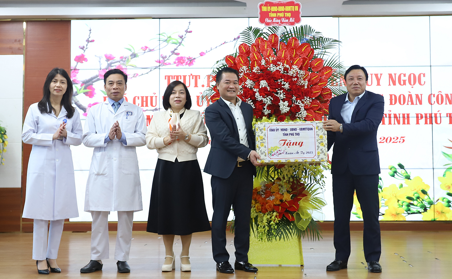 Phó Chủ tịch UBND tỉnh Phú Thọ Nguyễn Huy Ngọc thăm, chúc Tết cán bộ, viên chức, người lao động và tặng quà bệnh nhân nặng đang điều trị tại Bệnh viện Đa khoa tỉnh