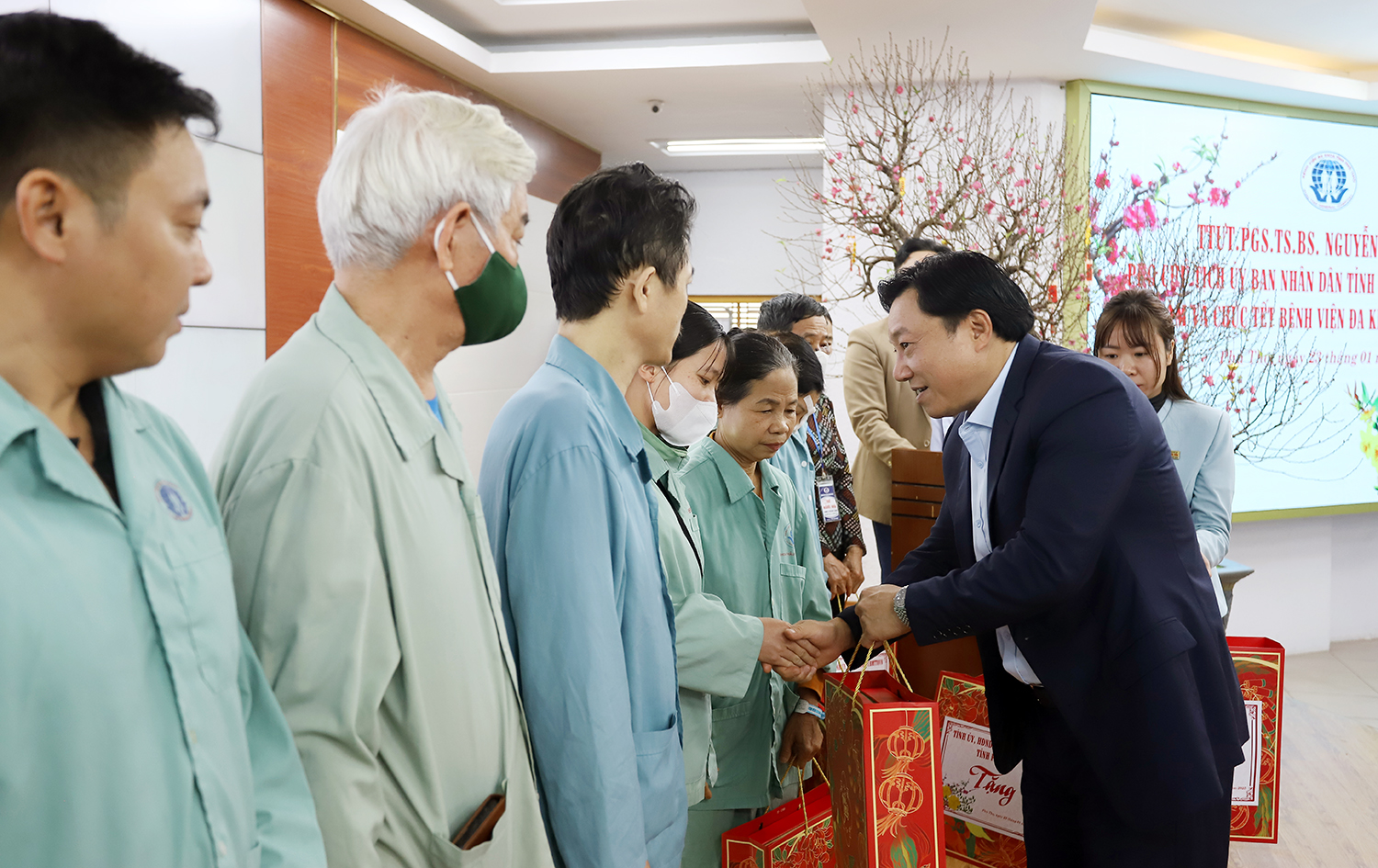 Phó Chủ tịch UBND tỉnh Phú Thọ Nguyễn Huy Ngọc thăm, chúc Tết cán bộ, viên chức, người lao động và tặng quà bệnh nhân nặng đang điều trị tại Bệnh viện Đa khoa tỉnh