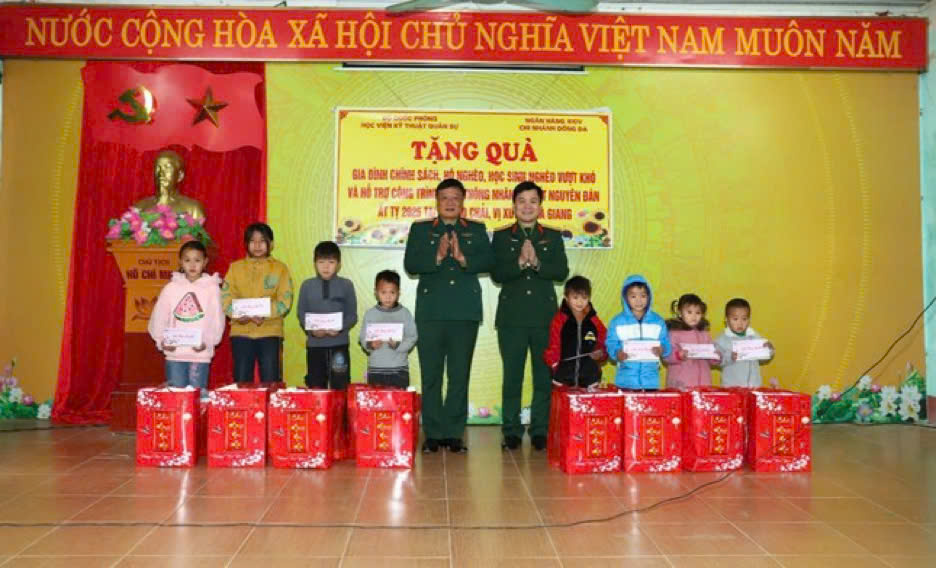 Mang Tết ấm, Xuân vui đến với học sinh nghèo vượt khó tại Hà Giang