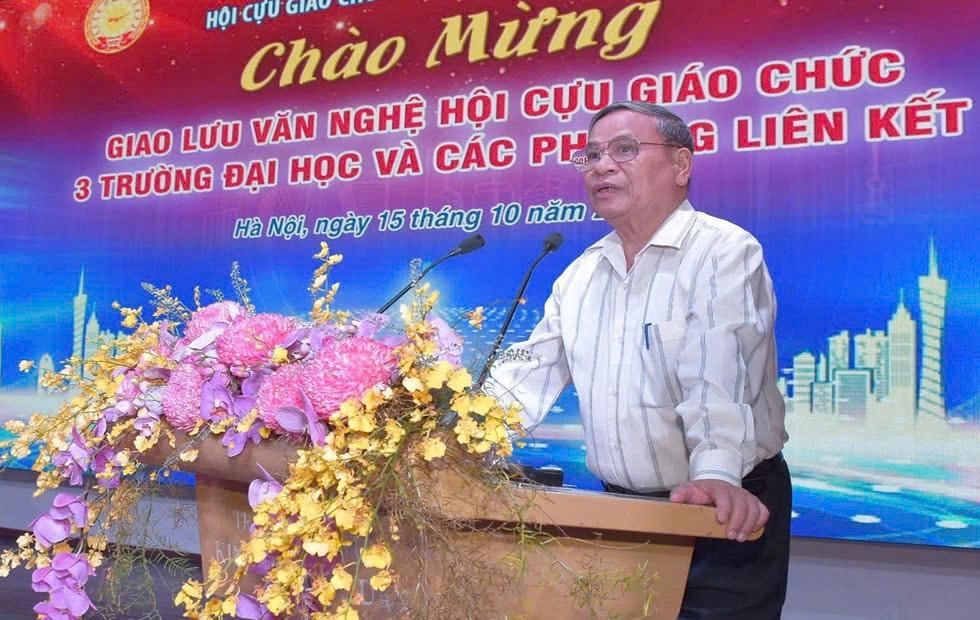 Tưng bừng giao lưu văn nghệ kỷ niệm 3 năm CLB văn nghệ Hội Cựu giáo chức Đại học Kinh tế Quốc dân