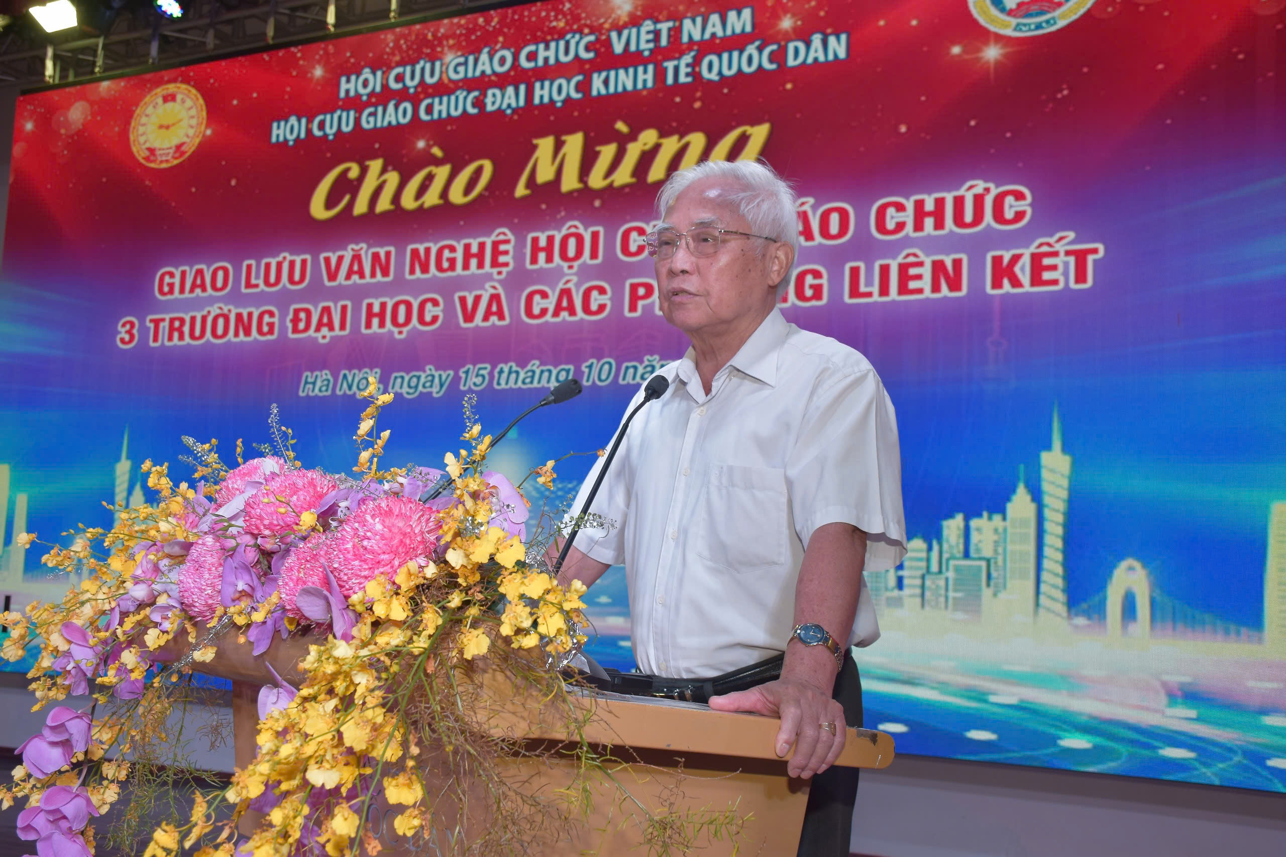 Tưng bừng giao lưu văn nghệ kỷ niệm 3 năm CLB văn nghệ Hội Cựu giáo chức Đại học Kinh tế Quốc dân