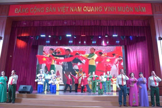 Tưng bừng giao lưu văn nghệ kỷ niệm 3 năm CLB văn nghệ Hội Cựu giáo chức Đại học Kinh tế Quốc dân