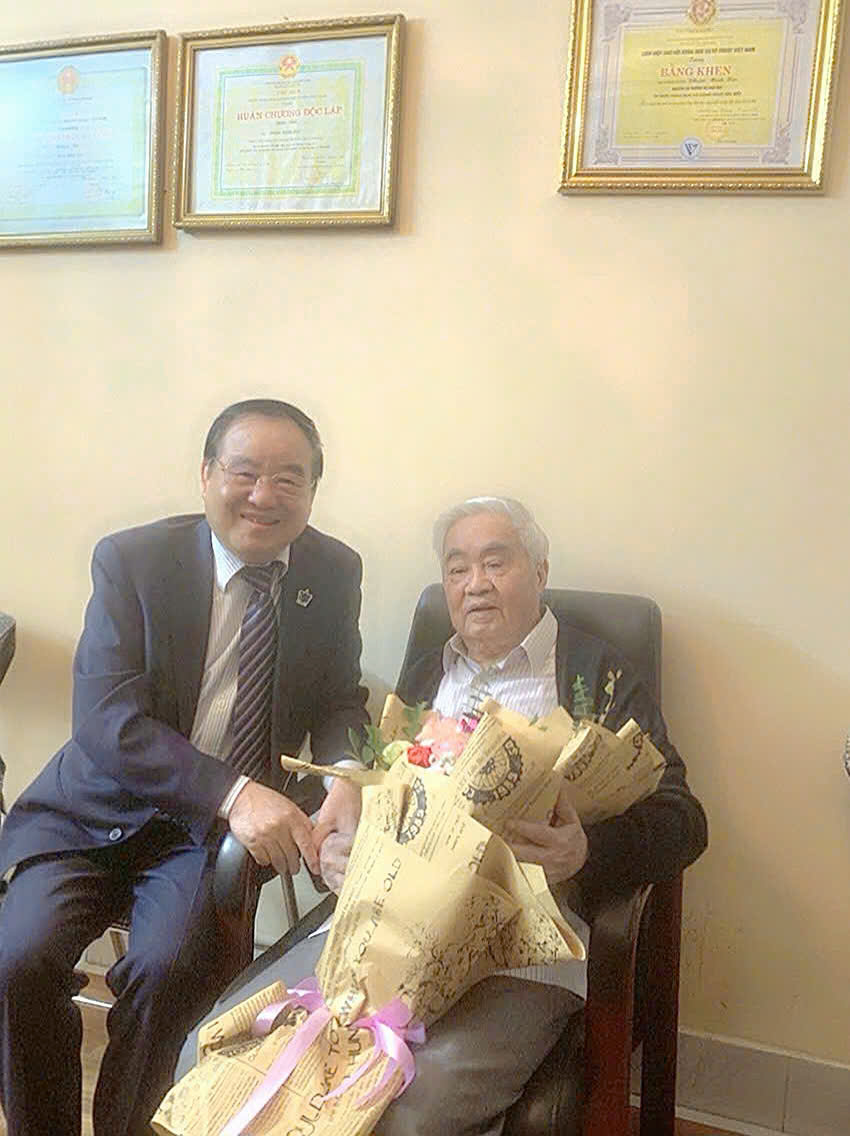 Chủ tịch Hội Cựu giáo chức Việt Nam thăm và chúc mừng GS.VS.NGND Phạm Minh Hạc nhân Ngày Nhà giáo Việt Nam 20/11