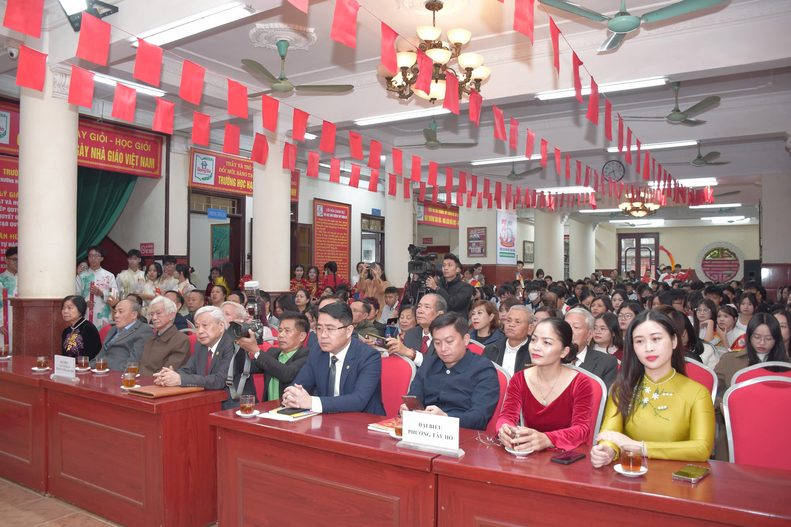 Hà Nội: Trường THPT Đông Đô long trọng kỷ niệm 43 năm Ngày Nhà giáo Việt Nam và Khai trương Thư viện số