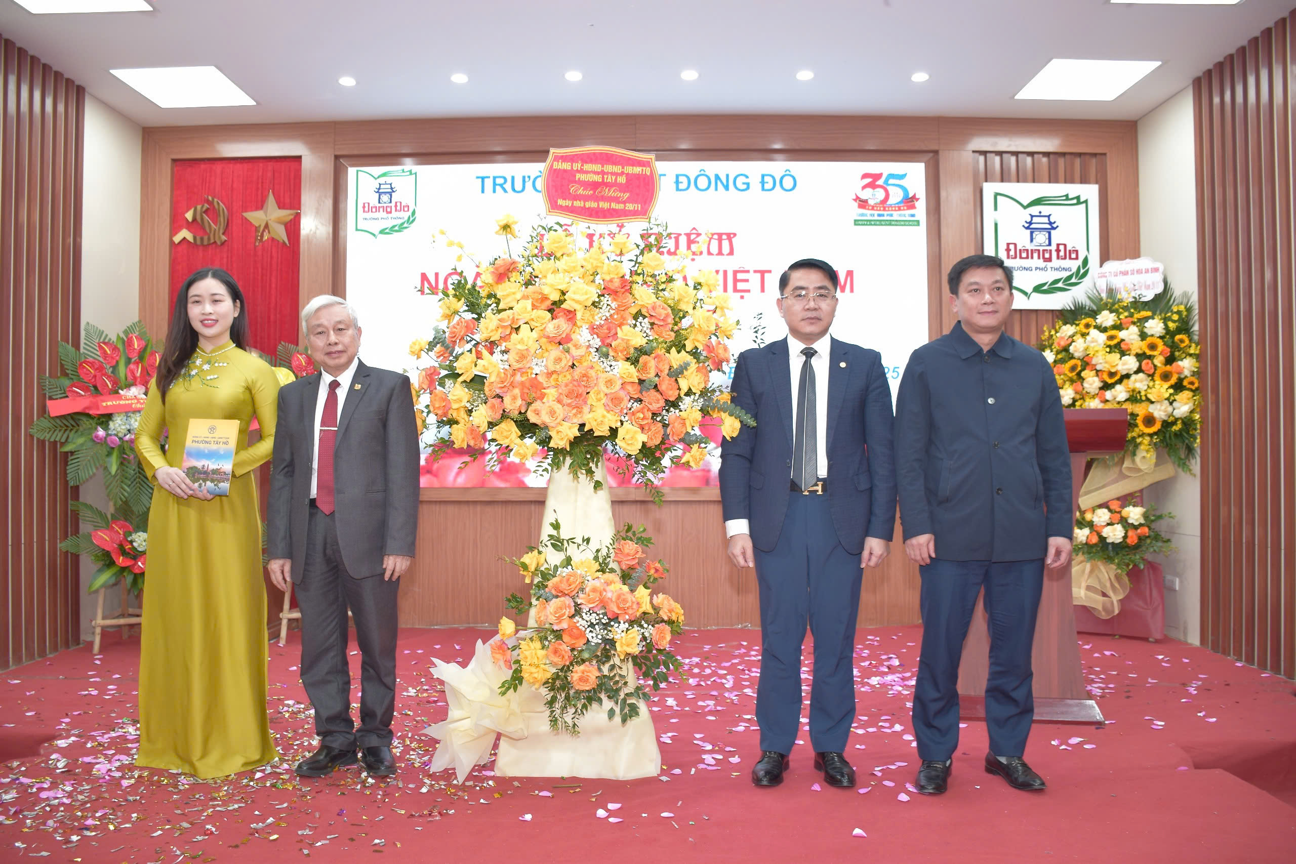 Hà Nội: Trường THPT Đông Đô long trọng kỷ niệm 43 năm Ngày Nhà giáo Việt Nam và Khai trương Thư viện số