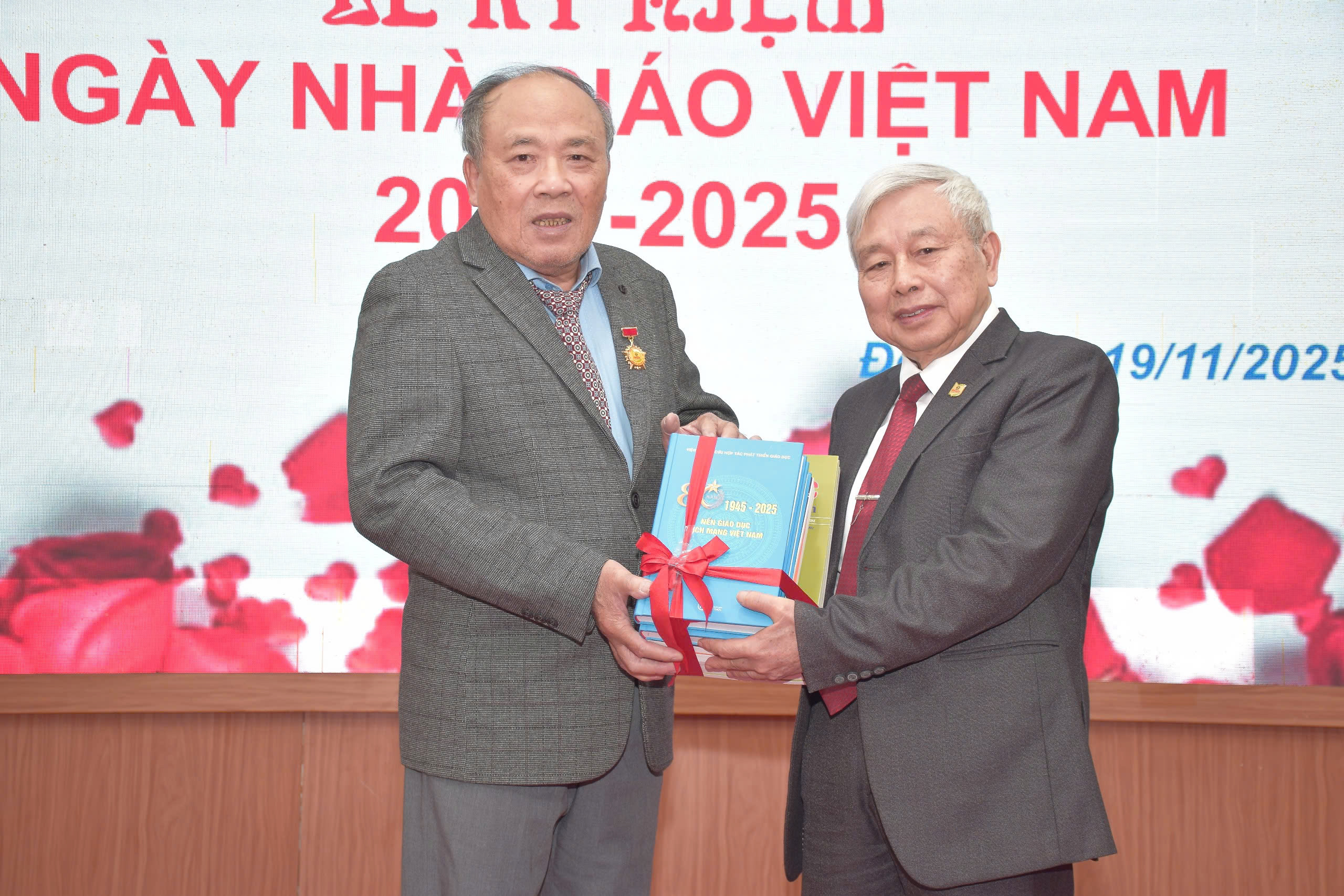 Lãnh đạo Tạp chí Giáo chức Việt Nam thăm và tặng hoa, sách cho một số trường trên địa bàn Hà Nội nhân dịp 20/11