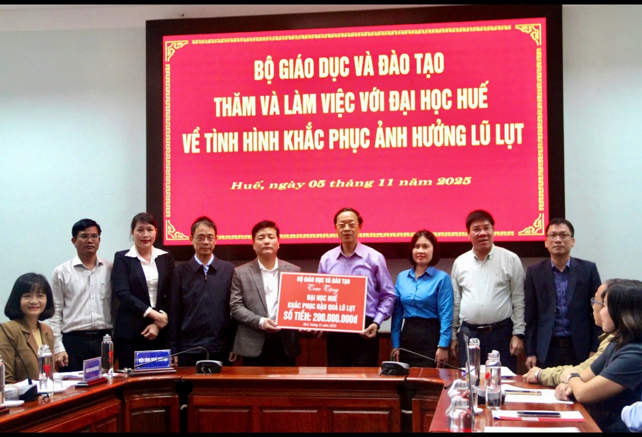 THỨ TRƯỞNG PHẠM NGỌC THƯỞNG THĂM, ĐỘNG VIÊN NGÀNH GIÁO DỤC HUẾ VÀ ĐÀ NẴNG SAU MƯA LŨ