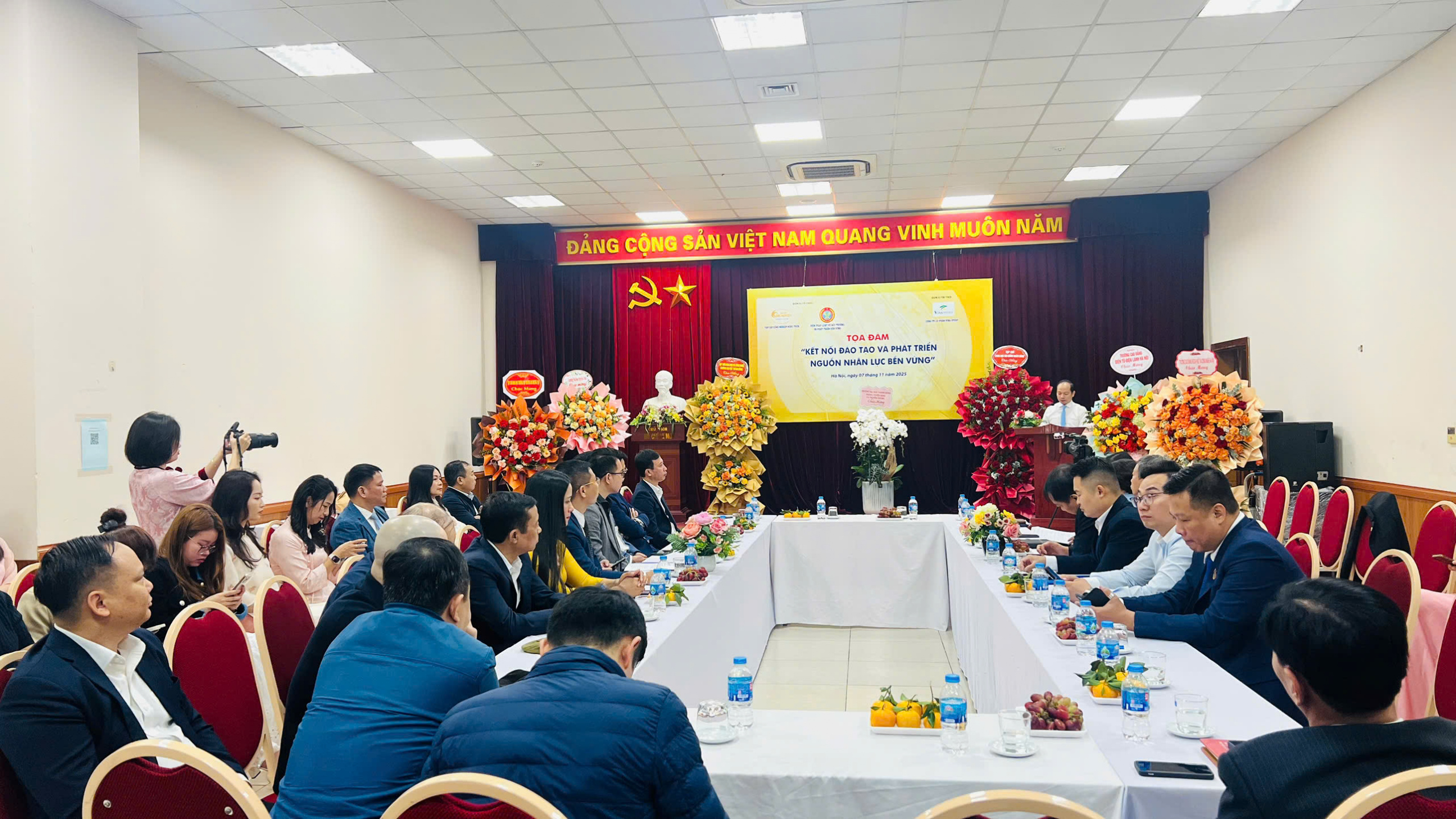 Tọa đàm “Kết nối đào tạo và phát triển nguồn nhân lực bền vững”