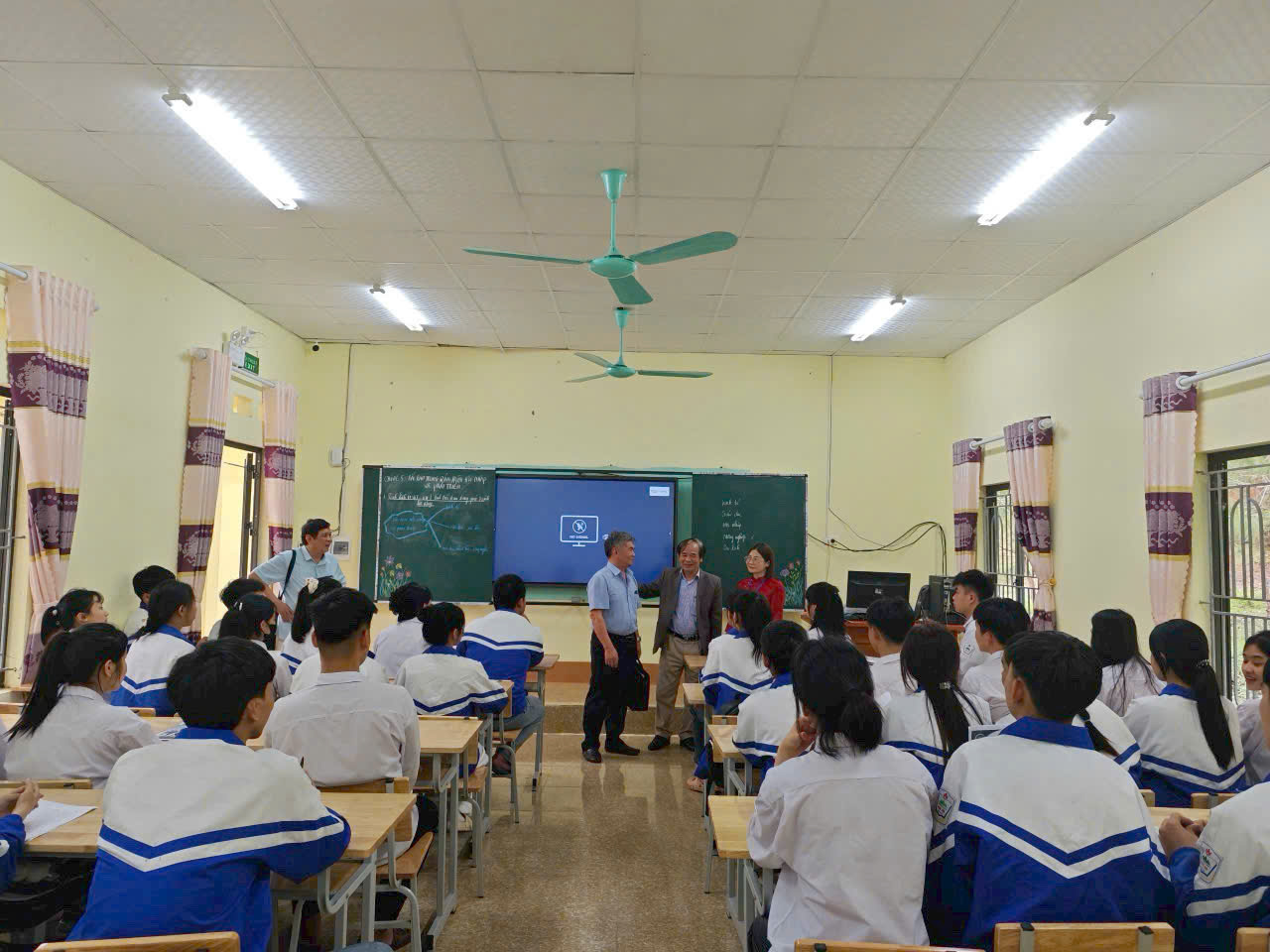 NHỮNG KHÓ KHĂN, BẤT CẬP TRONG THỰC HIỆN NỘI DUNG GIÁO DỤC ĐỊA PHƯƠNG CHO HỌC SINH PHỔ THÔNG CÁC TỈNH MIỀN NÚI PHÍA BẮC HIỆN NAY