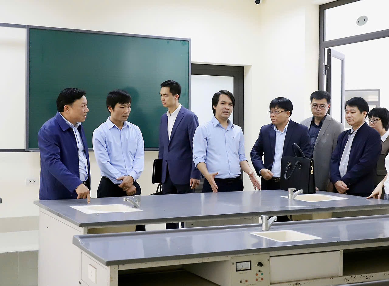Phú Thọ: Phó Chủ tịch UBND tỉnh Nguyễn Huy Ngọc thăm và làm việc với Trường THPT Chuyên Hùng Vương