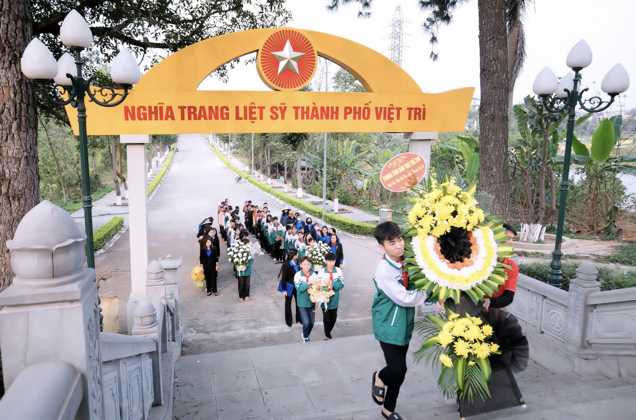 Phú Thọ: Trung tâm Bảo trợ trẻ em mồ côi tàn tật Việt Trì dâng hương, tưởng niệm các Anh hùng liệt sĩ