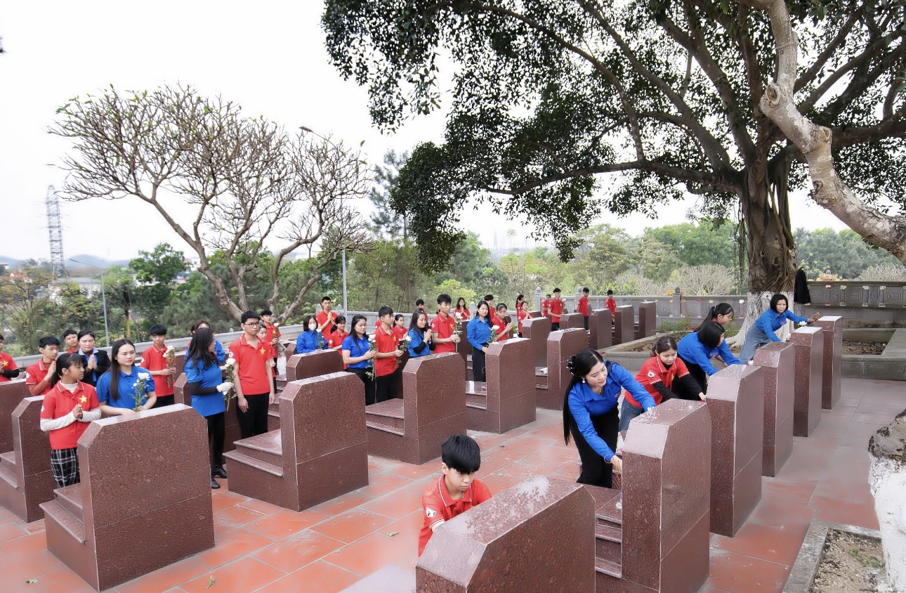 Phú Thọ: Trung tâm Bảo trợ trẻ em mồ côi tàn tật Việt Trì dâng hương, tưởng niệm các Anh hùng liệt sĩ