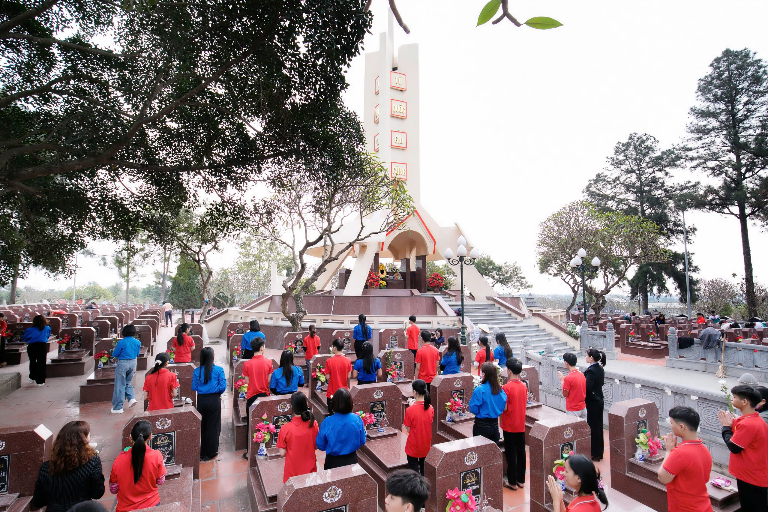Phú Thọ: Trung tâm Bảo trợ trẻ em mồ côi tàn tật Việt Trì dâng hương, tưởng niệm các Anh hùng liệt sĩ
