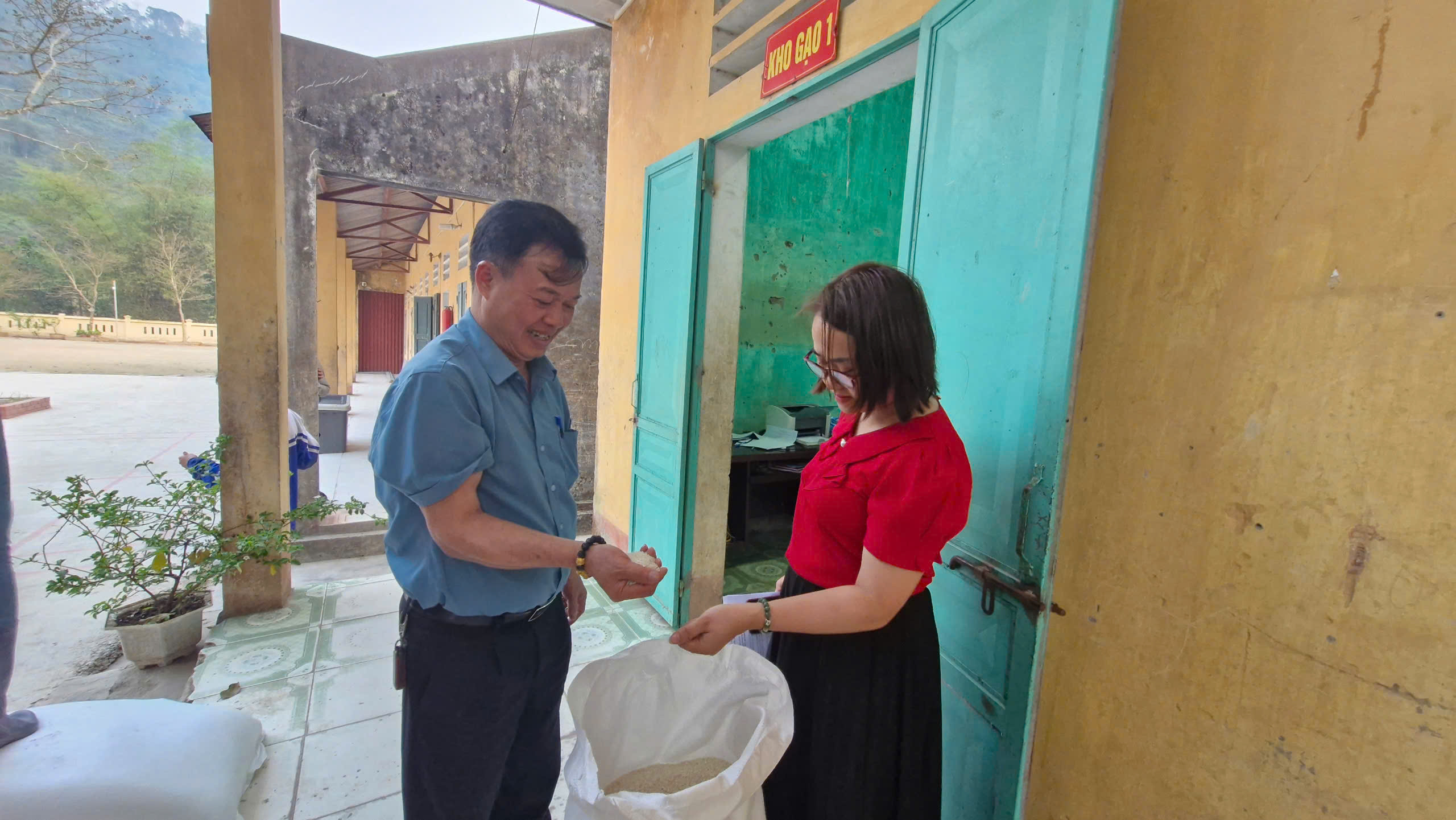 Hà Giang: Gạo Chính Phủ cấp đến trường ấm lòng học sinh vùng biên